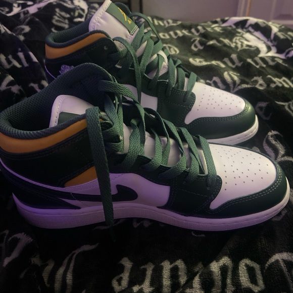 Jordan Mid Sonics size 5 boys in good condition - Picture 2 of 7